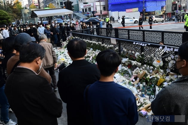 '이태원 참사로 꽃같은 나이에 떠난 그대들을 추모하며' [스토리컷]