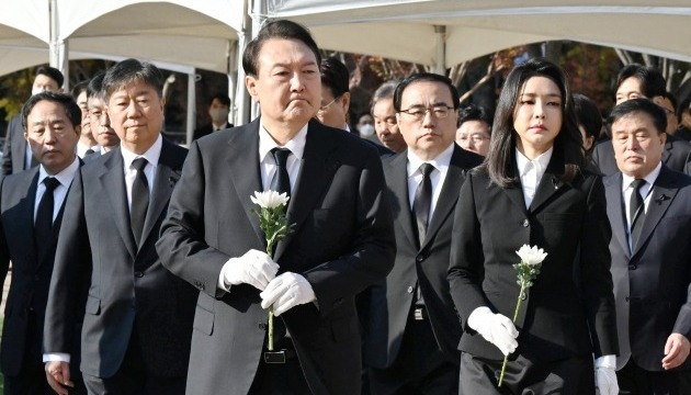 윤석열 대통령과 김건희 여사가 31일 서울 중구 서울시청 광장에 설치된 이태원 사고 사망자 합동분향소를 찾아 헌화하기 위해 이동하고 있다. 대통령실사진기자단