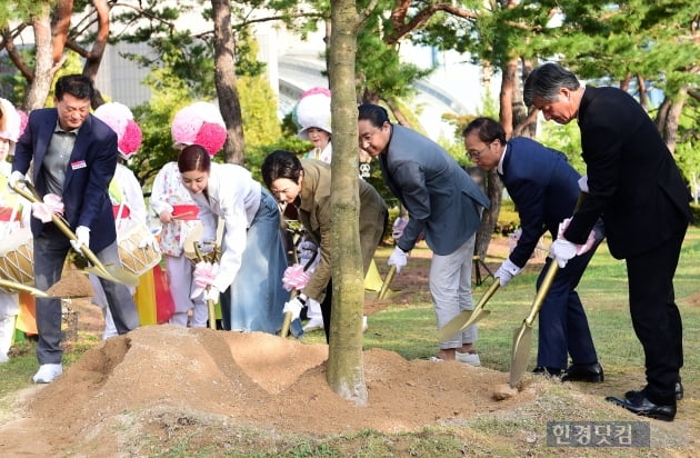 [포토] 강수연을 추모하며 '강수연 나무' 식수