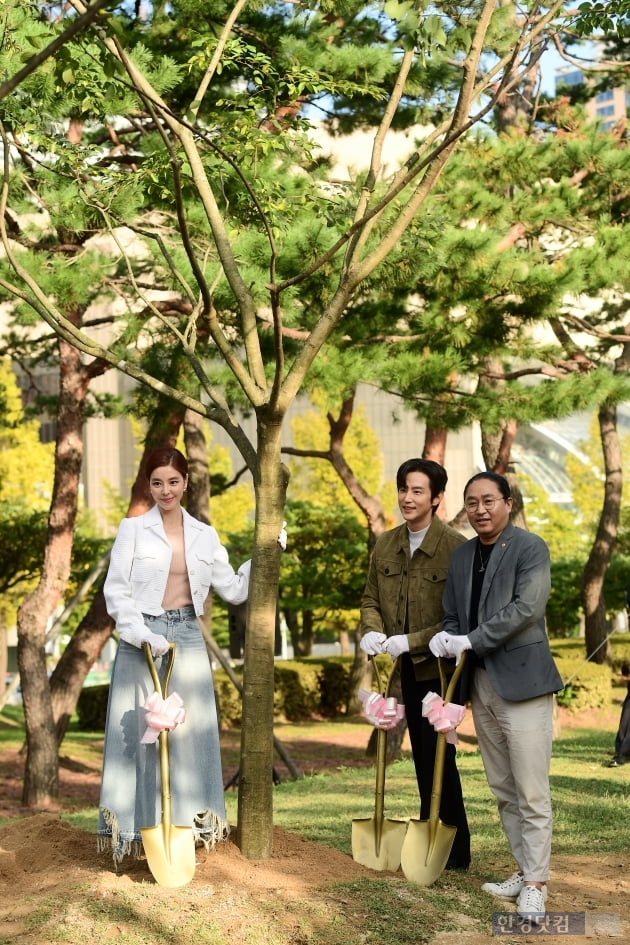 [포토] 김규리-권율-김한민 감독, '영화의 숲' 식수했어요~