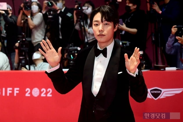 [포토] 류준열, '멋진 손인사~' (27th BIFF)