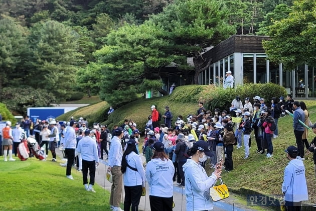 [포토] 박성현, '구름 인파 몰고다니는 인기'(하이트진로 챔피언십)