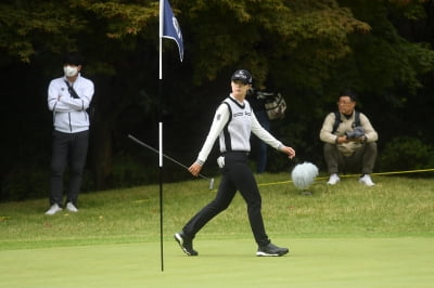 [포토] 박성현, '홀컵을 향해'(하이트진로 챔피언십)