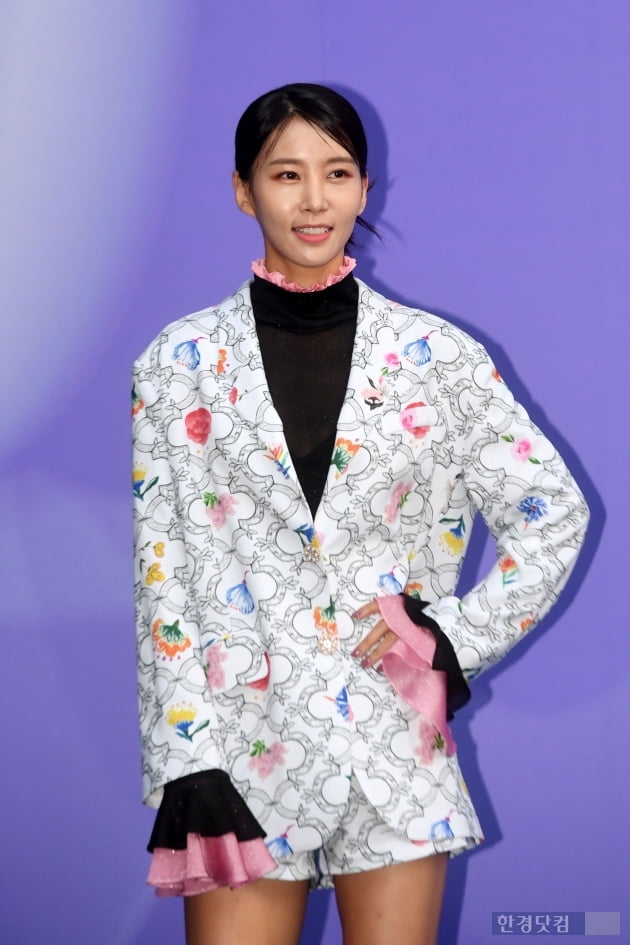 [포토] 김정민, '꽃무늬 재킷 입고~'