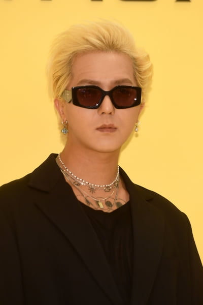  송민호, '벽과 머리가 구분이 안되네~'