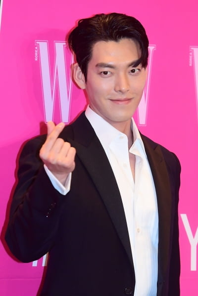  김우빈, '멋진 미소로 하트'