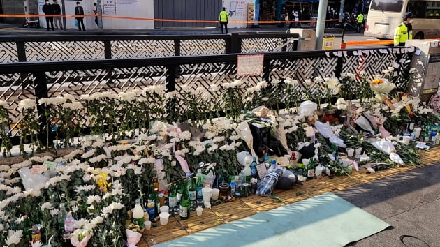 31일 서울 용산구 이태원역 1번 출구 앞에 마련된 임시 추모공간에서 시민들이 놓고간 국화꽃과 메모가 놓여있다. 사진=신용현 기자