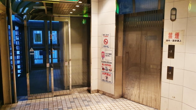 지상에서 다리 도보 통행로를 연결하는 엘리베이터 / JAPAN NOW

