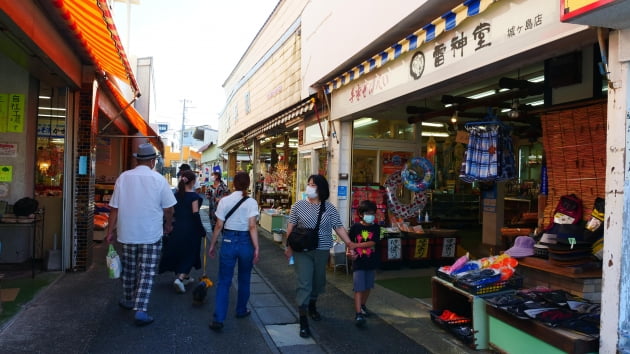 죠가시마 등대 입구의 상점가에서 간간한 쇼핑과 미우라 참치를 맛볼 수 있는 식당이 있다. / JAPAN NOW