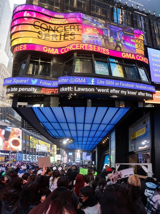 NCT 127, 美 간판쇼 ‘굿모닝 아메리카’ 출연…뉴욕 타임스퀘어 전광판 장식한 ‘질주’