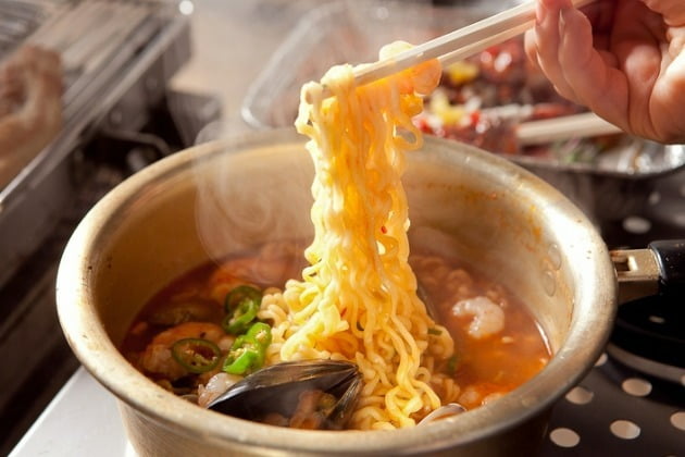 30일 농심에 따르면 세계라면협회(WINA·World Instant Noodles Association)의 2021년 세계라면 시장 자료 기준 연간 1인당 라면소비량 1위 국가는 베트남으로 나타났다.  사진=게티이미지뱅크