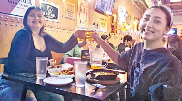 한국 아이돌그룹 스트레이키즈의 팬인 락시 비티얼(오른쪽)과 그의 친구가 지난달 30일 미국 뉴욕 맨해튼 ‘BBQ 맨해튼 K타운점’에서 건배하고 있다.  박종관  기자 