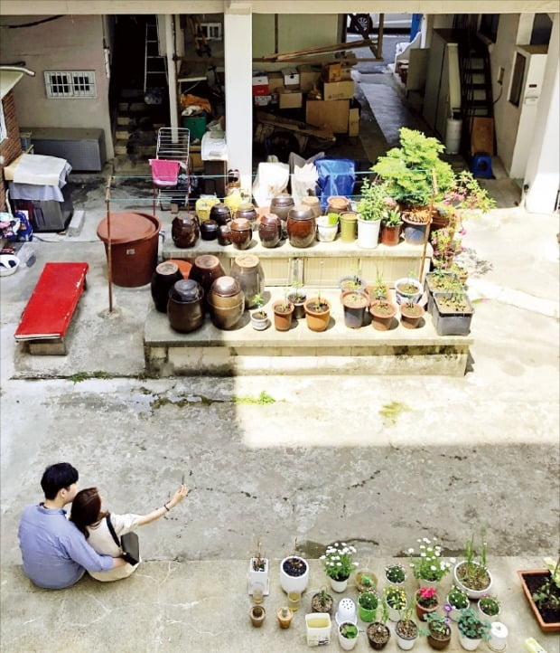 지난 5월 열린 ‘아름다운 우리 아파트 사진 공모전’에서 대상을 받은 송은식 씨의 ‘연인과 오래된 아파트 풍경’. /아름다운주택포럼 제공 