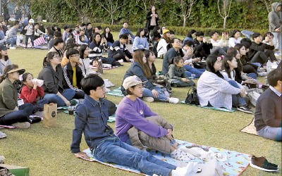 커피 마시며 즐기는 아이돌·인디밴드 공연…가을날의 문화 휴식