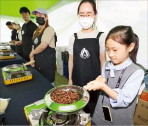 ‘2022 청춘, 커피페스티벌’ 행사장을 찾은 방문객들이 국산 커피 로스팅 체험을 하고 있다.  김범준 기자 