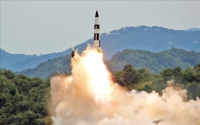 北, 저수지서 SLBM 쐈다…김정은 '전술핵 훈련' 지휘