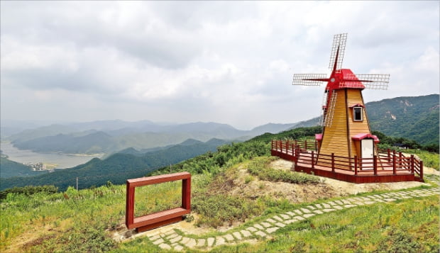 군위군 화북면 화산마을의 풍차전망대.  군위군 제공 