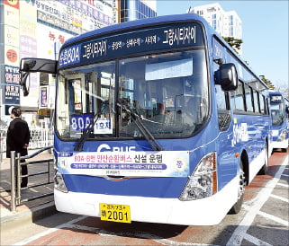 안산시는 21일부터 안산지역 지하철역을 순환하는 부엉이버스를 새벽 2시까지 운행해 산업단지 노동자의 교통편의를 도모할 방침이다. 안산시 제공 