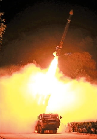 북한 조선중앙통신은 13일 김정은 국무위원장 참관하에 지난 12일 시험 발사한 장거리전략순항미사일 사진을 공개했다. /연합뉴스 