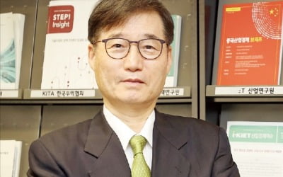 "신흥국 성장 계량적 증명…추격의 경제학 완성해 노벨상 도전할 것"