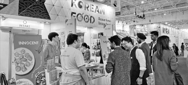 ‘2022 파리국제식품박람회’에 참석한 유럽 바이어들이 한국농수산식품유통공사가 마련한 한국관 부스에서 수입 상담을 하고 있다.  파리=한경제  기자 