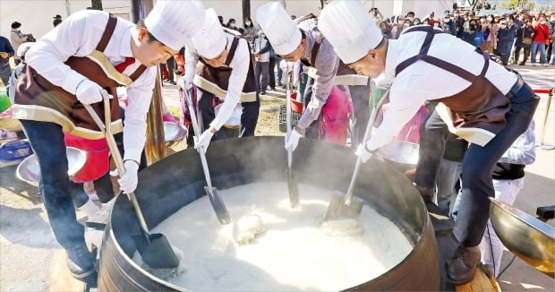 [포토] 2000인분 가마솥 밥