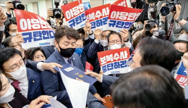 20일 열린 국회 법제사법위원회의 대검찰청 국정감사에서 이원석 검찰총장이 김도읍 법사위원장을 둘러싼 민주당 의원들 사이로 손을 뻗어 증인 선서문을 제출하고 있다.  /뉴스1 