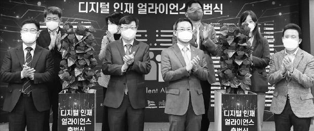 20일 서울 마포구 공덕동 ICT 이노베이션 스퀘어에서 열린 ‘디지털 인재 얼라이언스’ 출범식에서 공동 위원장을 맡은 이종호 과학기술정보통신부 장관(왼쪽 다섯 번째)과 서정연 LG AI연구원 인재육성위원장(네 번째) 등이 인재 육성 의지를 다지는 세리머니를 하고 있다.    /연합뉴스 