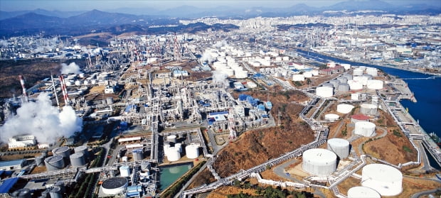 국내 최초 국가공업단지로 지정된 지 올해로 60주년을 맞은 울산석유화학공단. 울산시는 성장동력이 저하되고 있는 울산산업 경쟁력을 회복하기 위해 강도 높은 기업 투자 유치와 규제 완화, 신산업 육성 등에 적극 나서기로 했다. 울산시 제공 