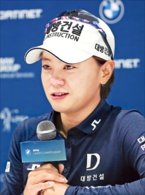 최나연이 지난 23일 미국여자프로골프(LPGA)투어 BMW레이디스챔피언십을 마친 뒤 소감을 밝히며 눈시울을 붉히고 있다. 