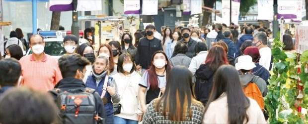 27일 서울 명동 일대가 시민과 관광객들로 북적이고 있다. 한국은행이 이날 발표한 3분기 경제성장률(전 분기 대비)은 소비 증가 등에 힘입어 시장 예상치 0.1~0.2%보다 높은 0.3%를 기록했다.  /임대철 한경디지털랩 기자 