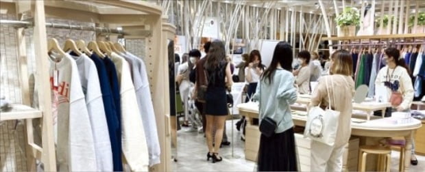 일본 시부야의 마르디 메크르디 팝업스토어에 여성 고객들이 모여 있다. /무신사 제공 