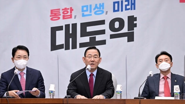 국민의힘 주호영 원내대표(가운데)와 성일종 정책위원회 의장(왼쪽),  김석기 사무총장이 10월 4일 여의도 국회에서 정기국회 대책 회의를 하고 있다. 연합뉴스