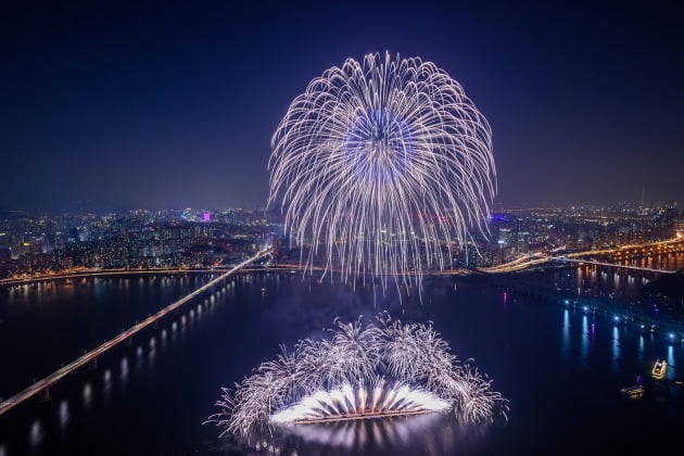 2019년 한화와 함께하는 서울세계불꽃축제에서 선보인 (주)한화의 불꽃 연출 모습. 사진=(주)한화 제공