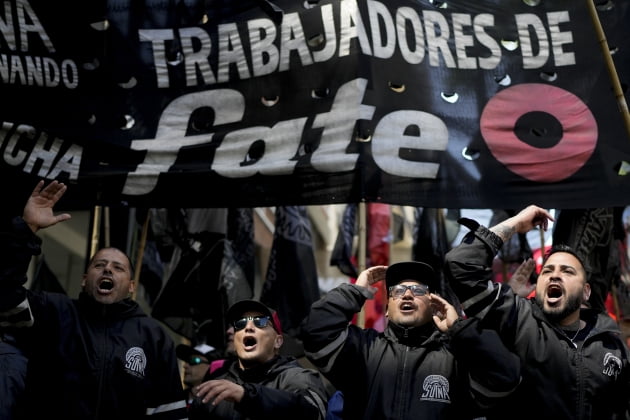 9월 28일(현지시간) 아르헨티나 부에노스아이레스의 노동부 밖에서 타이어 제조 노동자들이 높은 인플레이션에 연동된 임금 인상을 요구하며 시위를 벌이고 있는 모습. 사진=연합뉴스