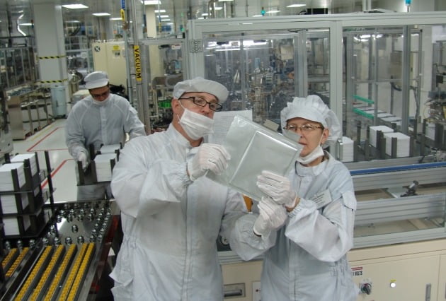 미국 미시간 주에 있는 LG에너지솔루션 홀랜드 공장 직원들이 파우치형 배터리를 살펴보고 있다.  사진=LG에너지솔루션  제공