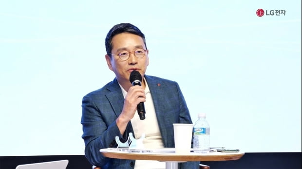 LG전자 조주완 사장이 CEO F.U.N 톡에서 구성원들의 질문에 답하고 있다. 사진=LG전자 제공