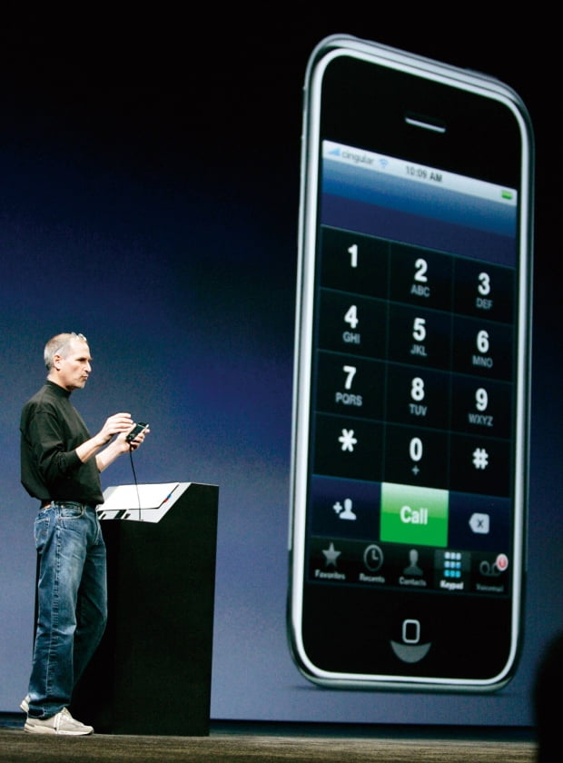 지난 2007년 미국 캘리포니아 샌프란시스코에서  당시 애플의 CEO인 고 스티브 잡스가  애플 아이폰을 세상에 처음으로 소개했다. 사진=연합뉴스  