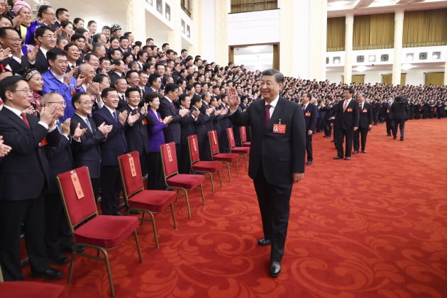 시진핑 중국 국가 주석이 22일 중국 베이징 인민대회당에서 열린 중국 공산당 제20차 전국대표대회(당대회) 에서 인사하고 있다.(사진=연합뉴스)