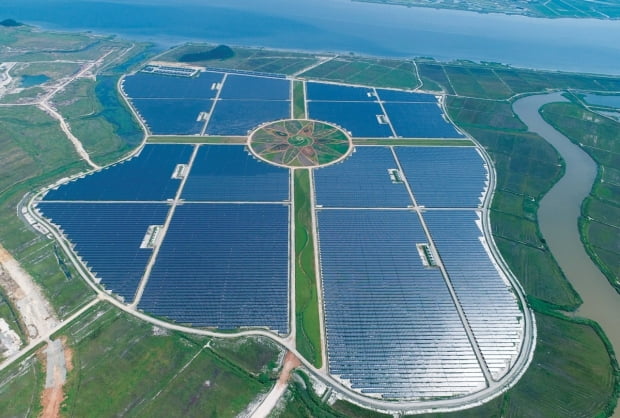 최근 국내 기업의 재생에너지 수급에 대한 관심이 다시 높아지고 있다. 사진은 전남 해남군 솔라시도 태양광 발전소. 전라남도 제공