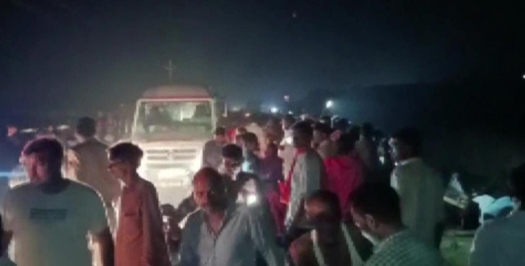 인도서 순례객 실은 트랙터, 도로 옆 못에 빠져 27명 사망