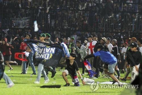 인도네시아 축구장 압사 사고 사망자 174명으로 늘어