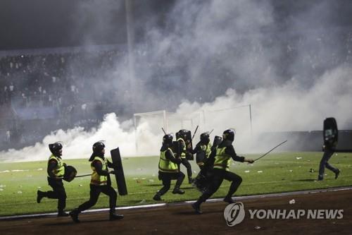 "최루탄에 혼비백산…많은 이 발밑 깔려"…인니 축구장 참사순간