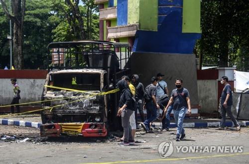 "최루탄에 혼비백산…많은 이 발밑 깔려"…인니 축구장 참사순간