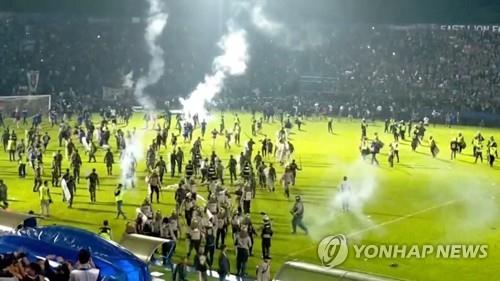 "최루탄에 혼비백산…많은 이 발밑 깔려"…인니 축구장 참사순간