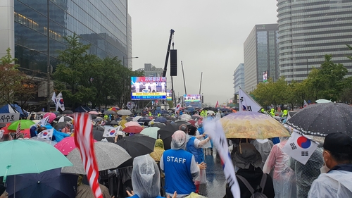 개천절 세종대로서 3만명 대규모 집회…도심 혼잡(종합)