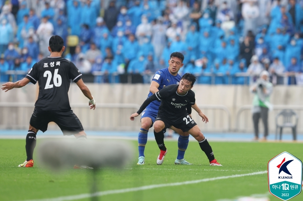 K리그1 수원 '최하위 맞대결'서 성남 2-0 완파…오현규 결승골