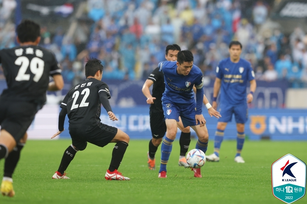 K리그1 수원 '최하위 맞대결'서 성남 2-0 완파…오현규 결승골