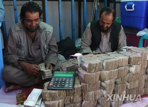 탈레반 1년 경제 성적표…"GDP 25% 감소 등 재앙적 붕괴"