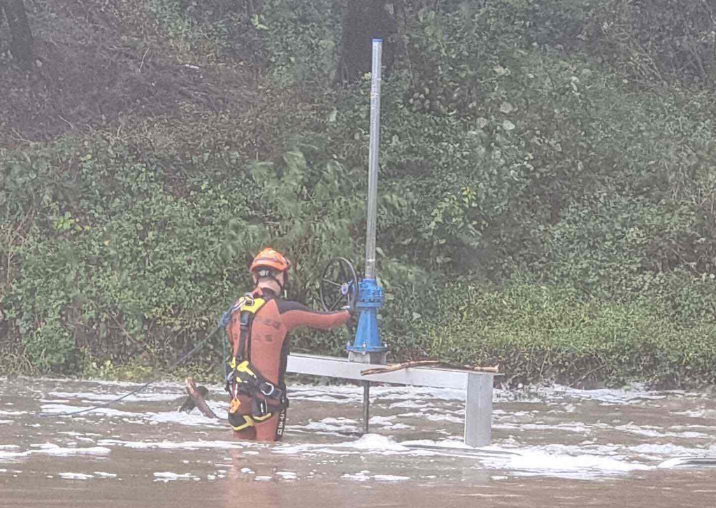 강원 영동지역 시간당 최대 44㎜ 폭우…차량 침수되고 도로 잠겨